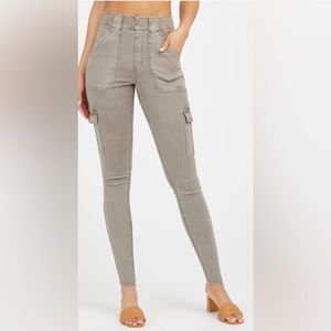 Spanx Stretch Twill Ankle Cargo Pant-Desert Dune-size Medium Petite